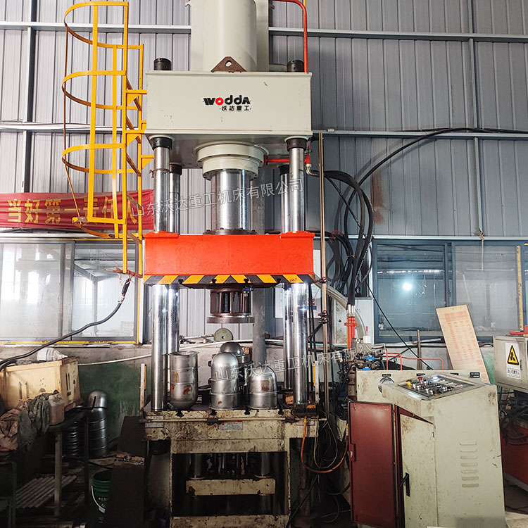 315噸不銹鋼內(nèi)膽拉伸機現(xiàn)場 315噸不銹鋼內(nèi)膽拉伸機現(xiàn)場