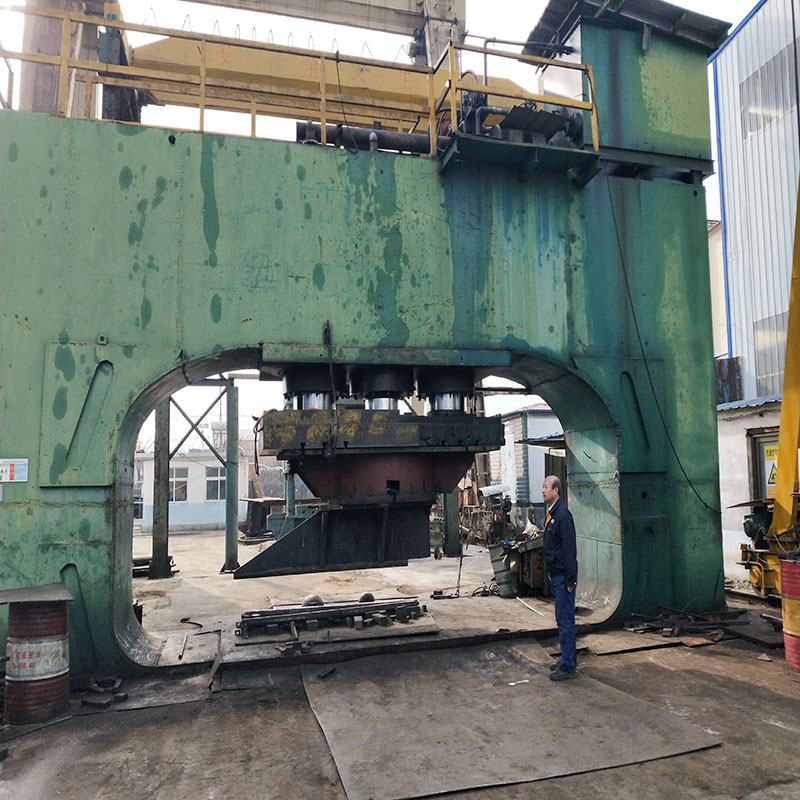 1000噸龍門式液壓機(jī) 1000噸龍門式液壓機(jī)