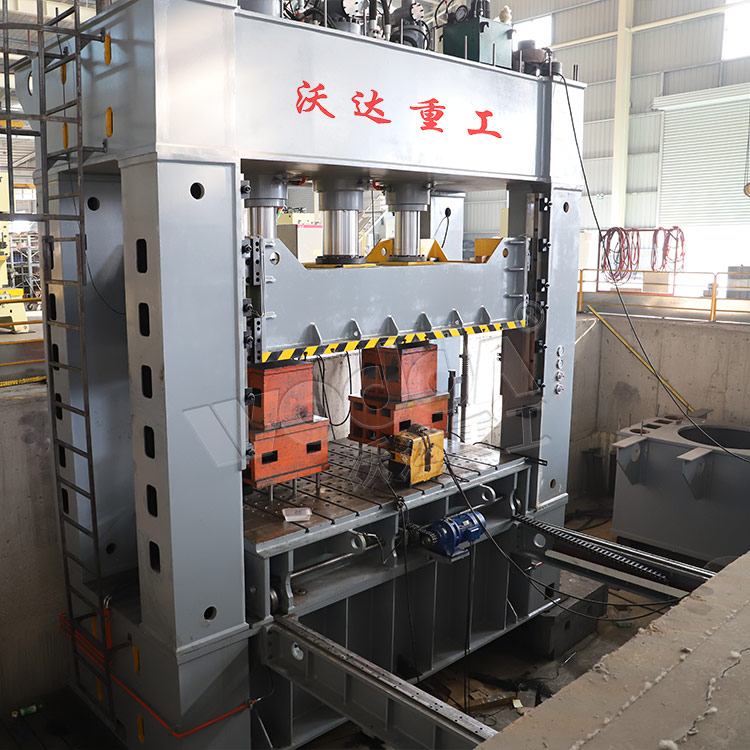 630噸框架式液壓機(jī)車(chē)間實(shí)拍圖 630噸框架式液壓機(jī)車(chē)間實(shí)拍圖