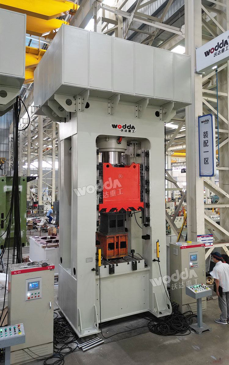 630噸框架式液壓機車間調(diào)試 630噸框架式液壓機車間調(diào)試